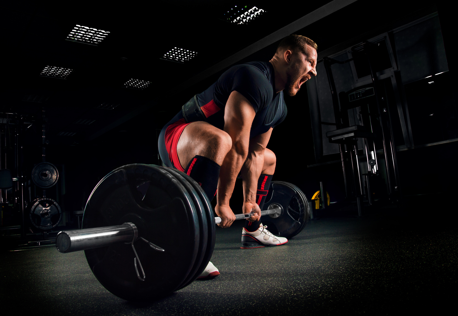 Athlete screams to motivate himself to perform an exercise called deadlift